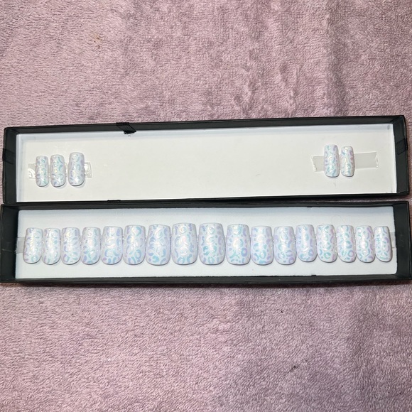 Opal Leopard Press On Nails 🐆 💅🏻🌈 [Kiara Sky- Natural-Short Square] - Picture 4 of 4